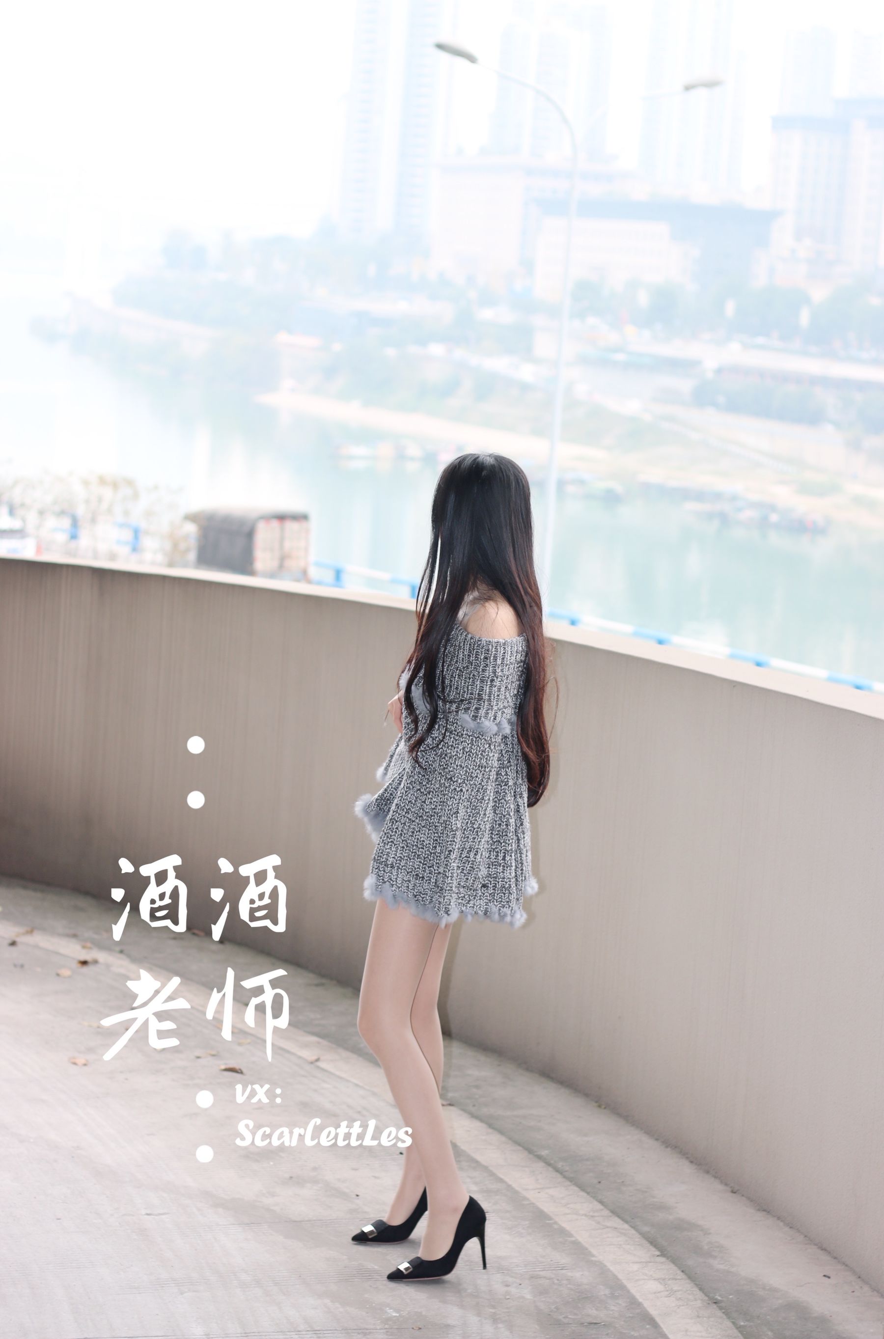 酒酒老师 – 停车场里的超短裙 微密圈-第1张