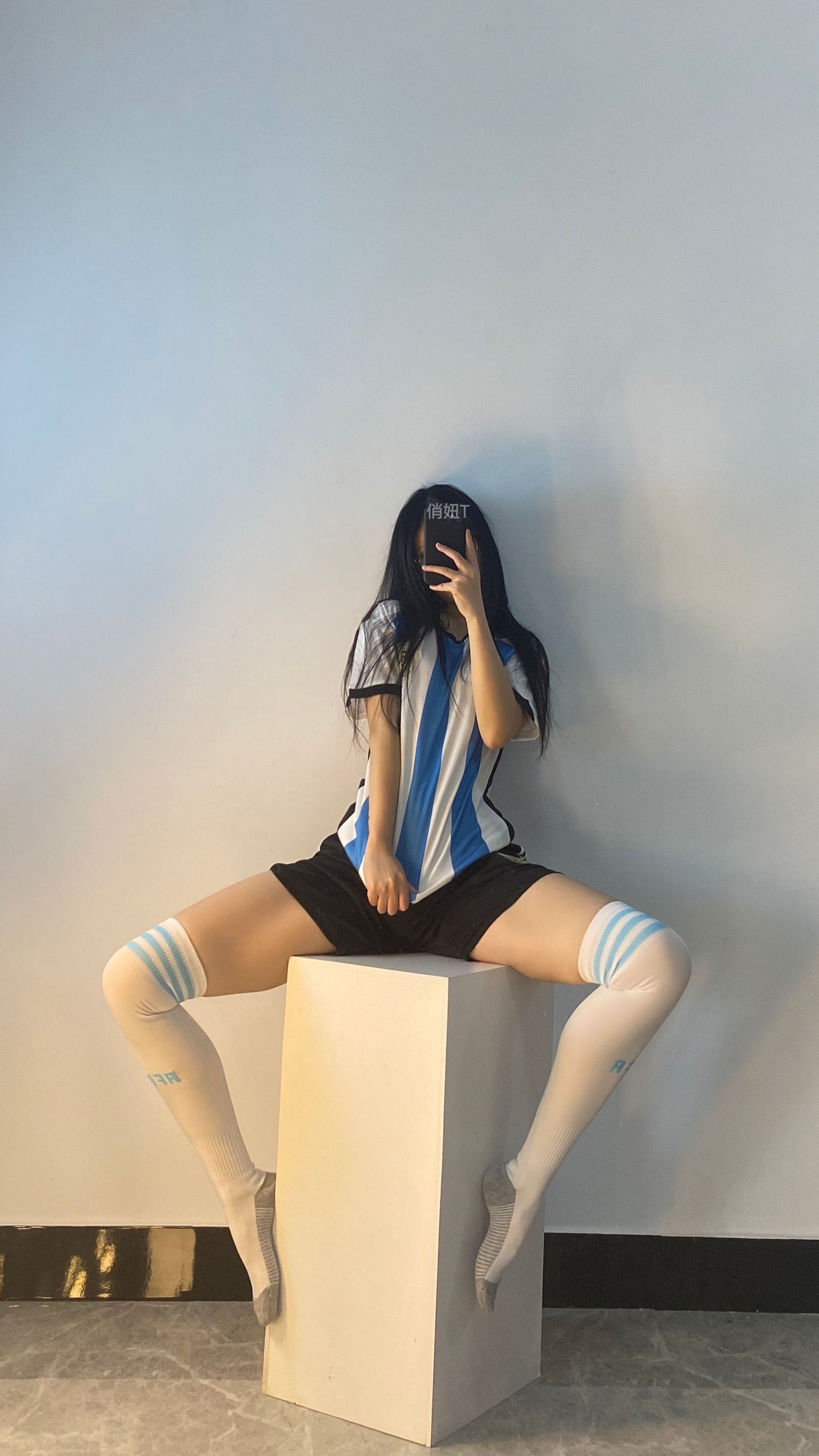 俏妞qiaoniuTT – 进来看球 微密圈-第3张