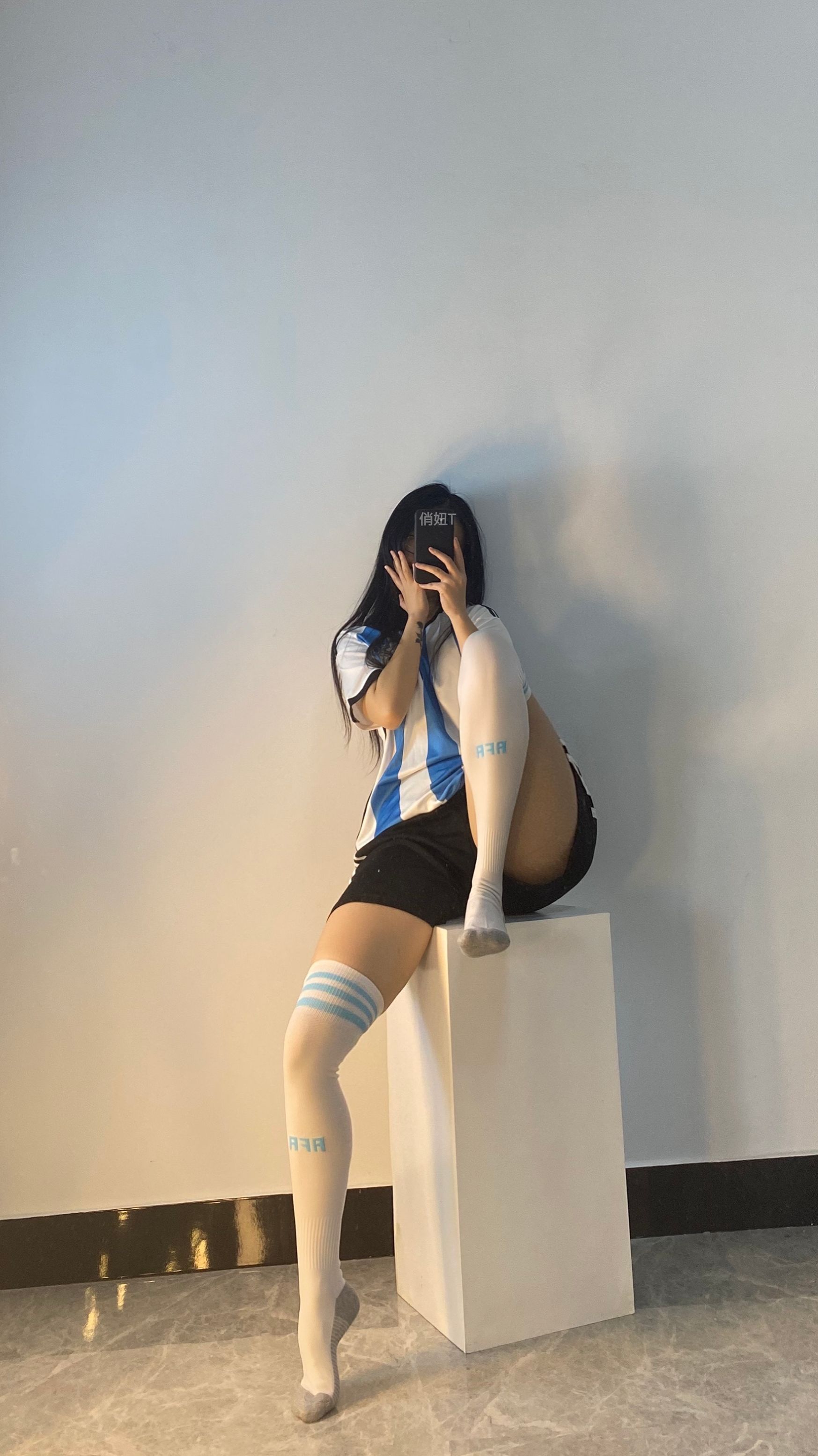 俏妞qiaoniuTT – 进来看球 微密圈-第1张