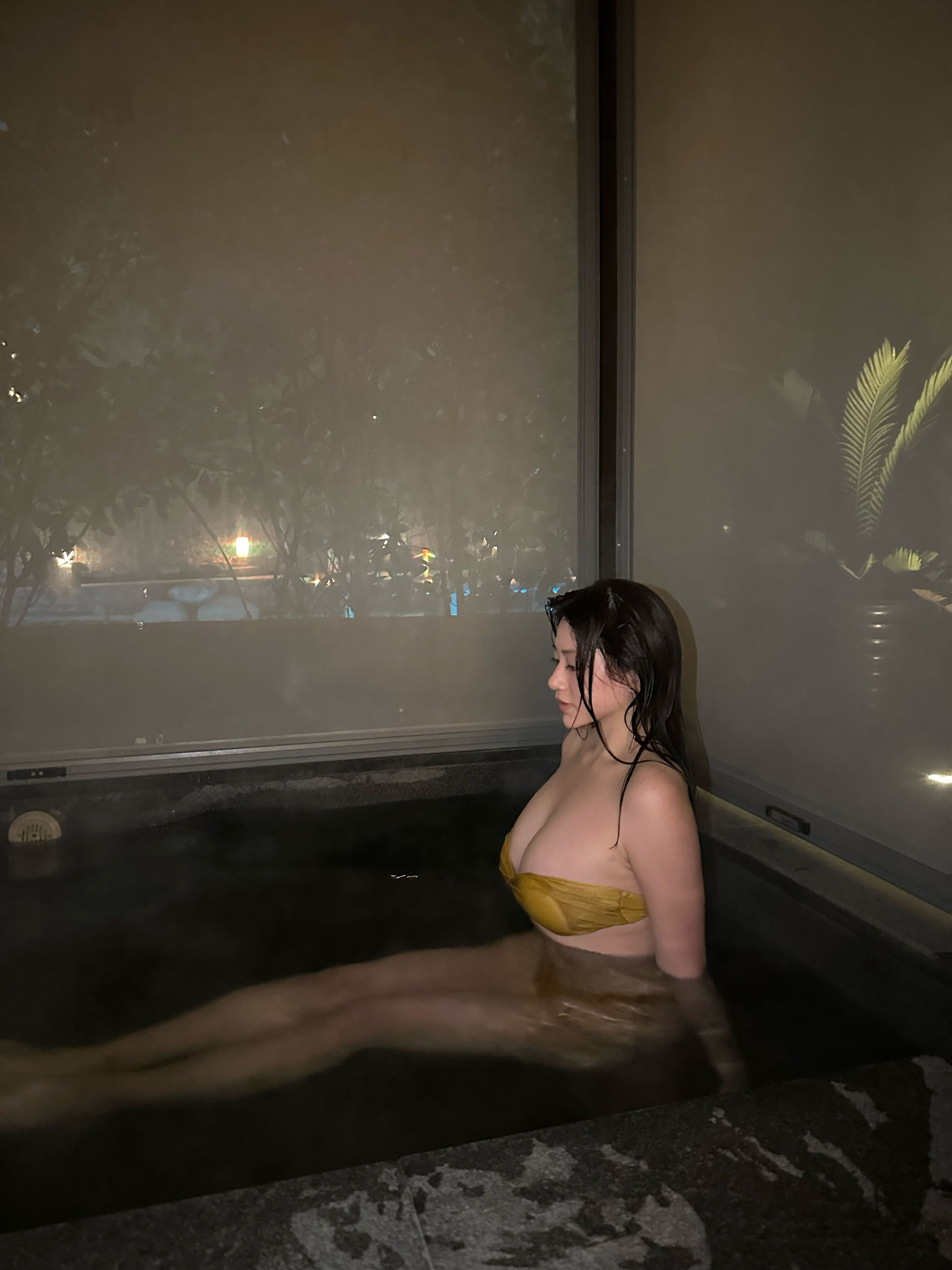 奶宝妹纸 – 深夜游泳池 微密圈-第2张