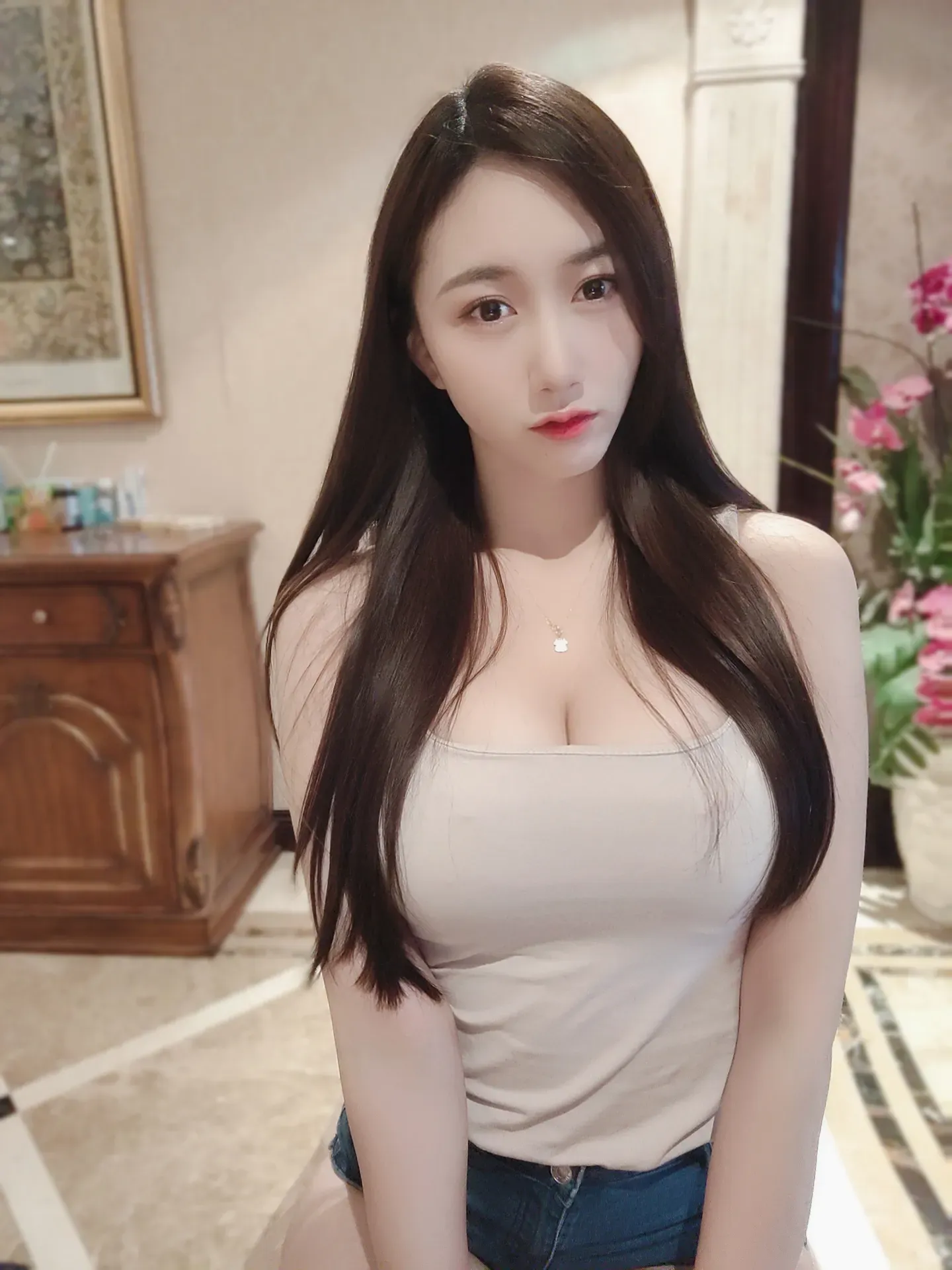 小玉吃果冻 – 白背心紧身牛仔短裤 微密圈-第6张