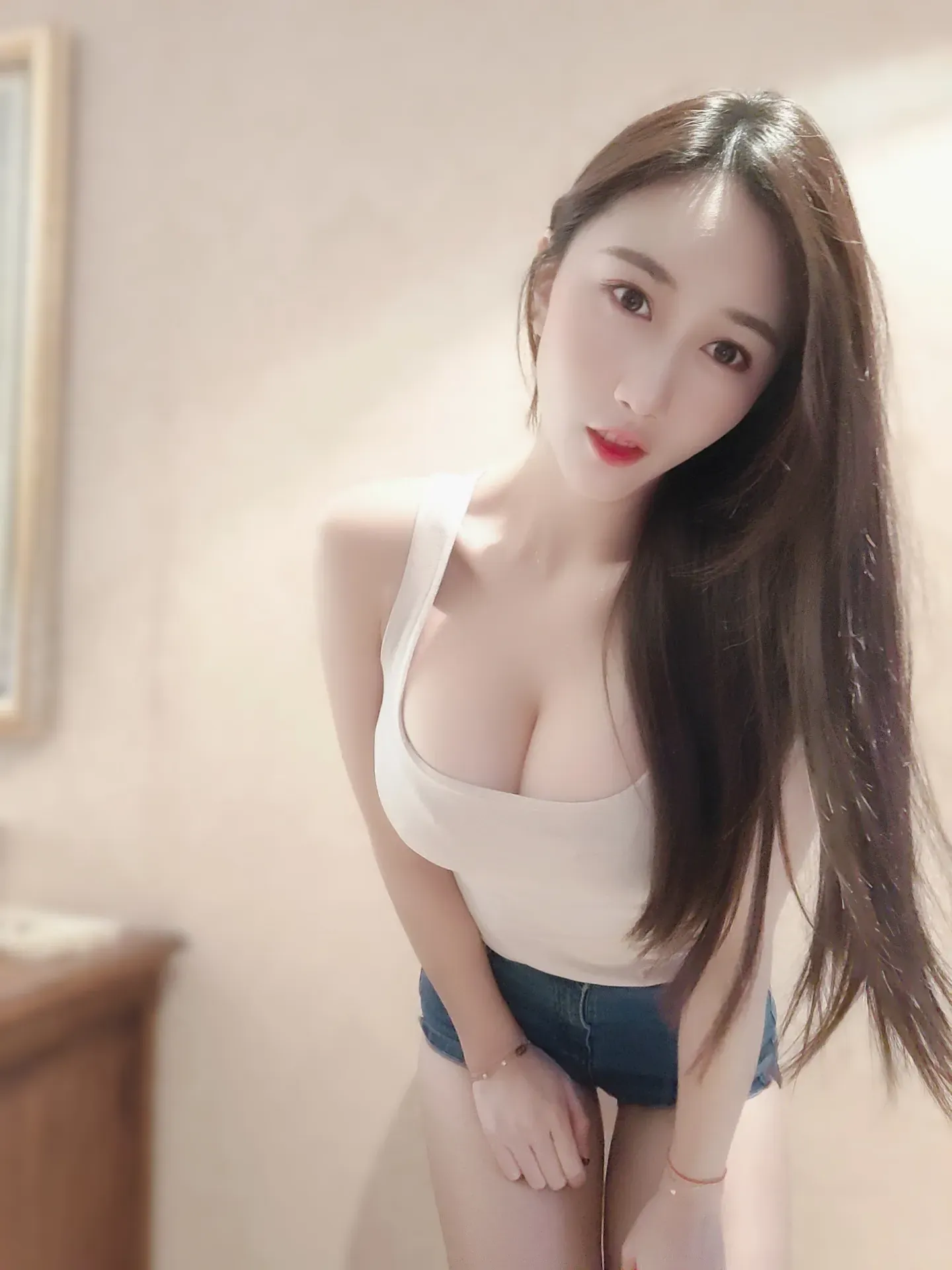 小玉吃果冻 – 白背心紧身牛仔短裤 微密圈-第4张