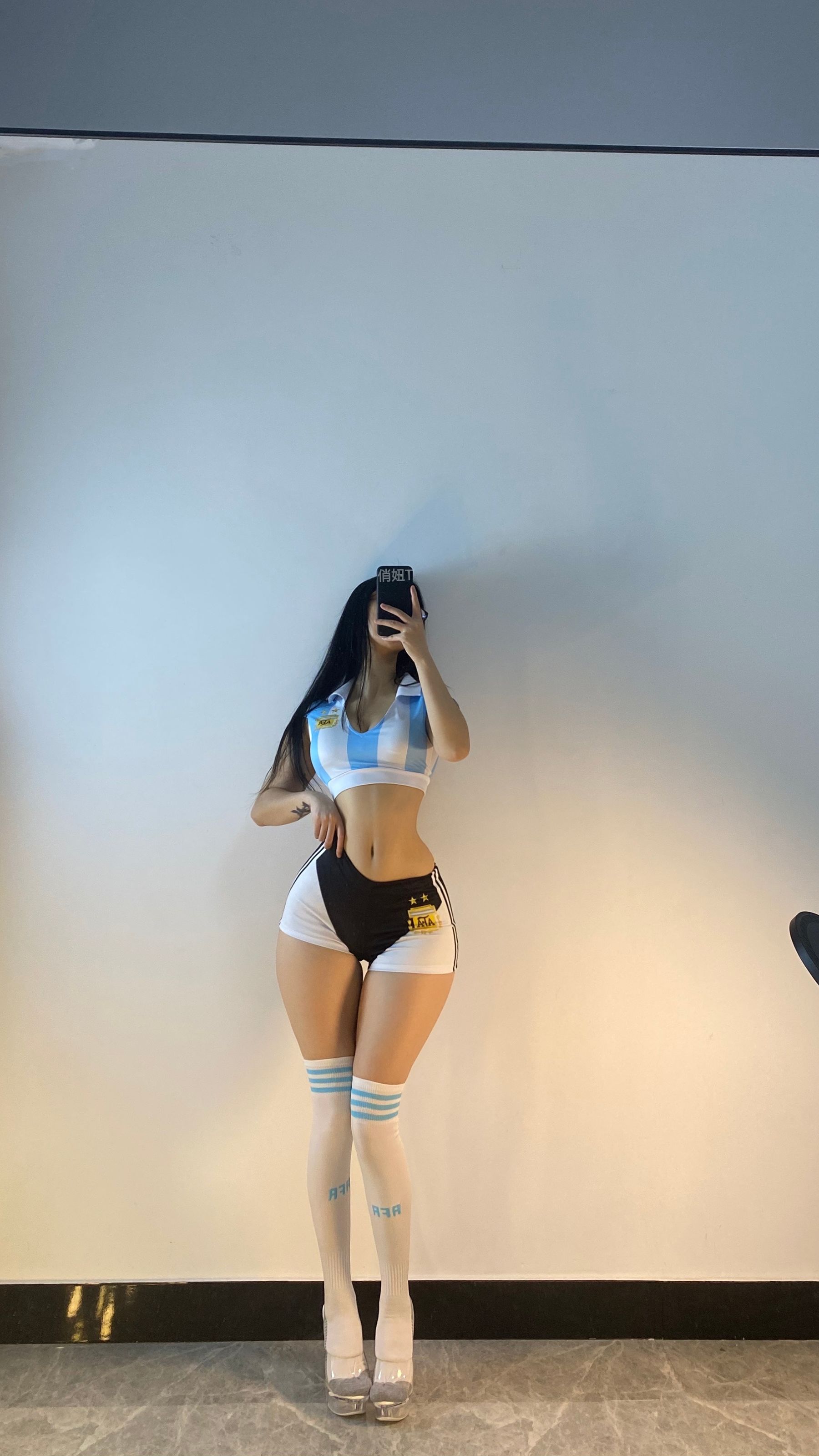 俏妞qiaoniuTT – 进来看球 微密圈-第32张