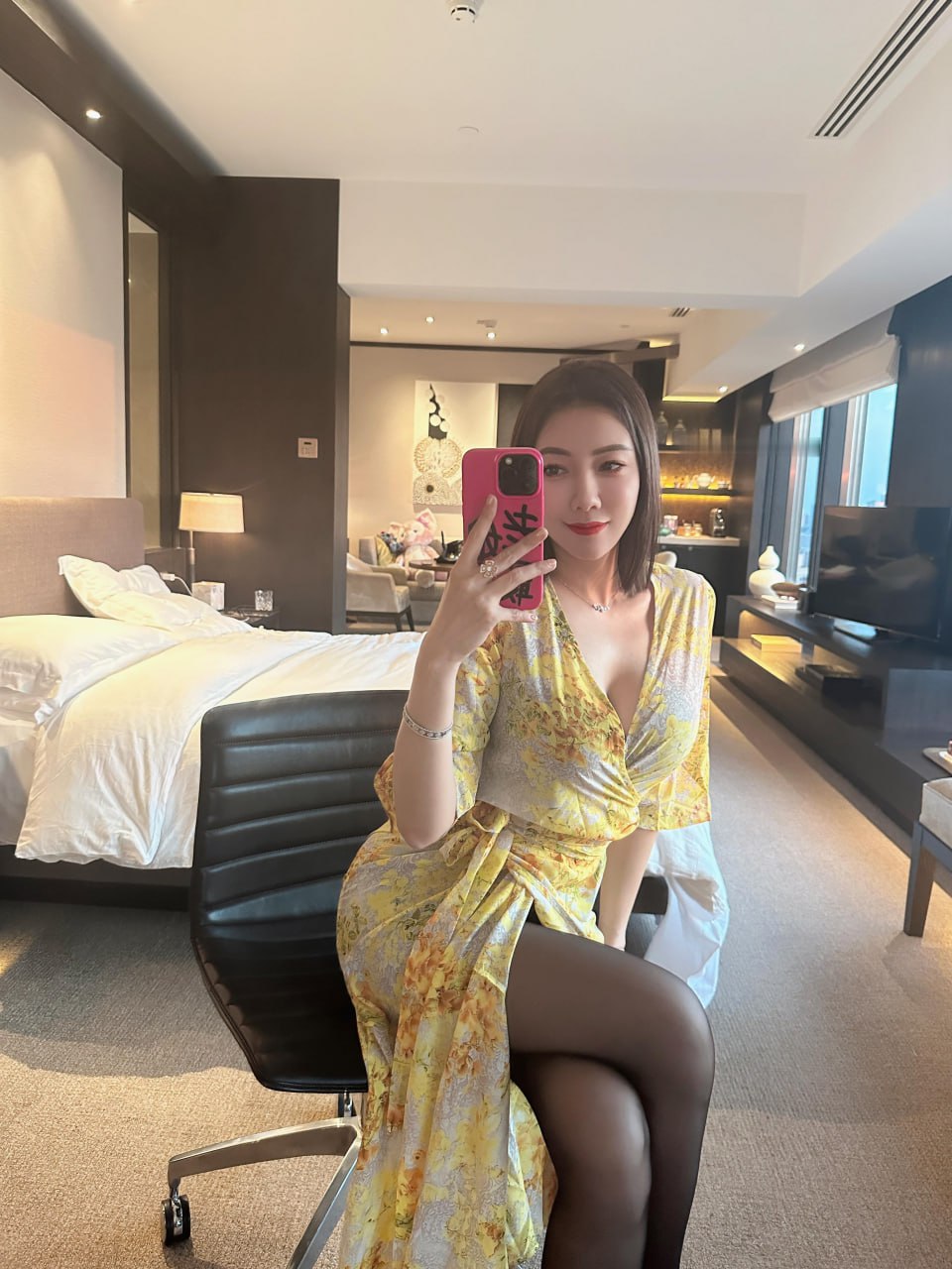 果儿Victoria  黄色战袍 微密圈-第2张