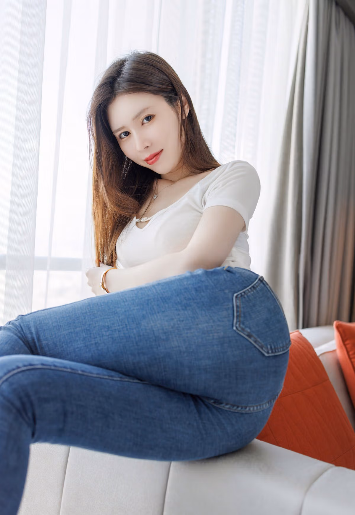 吴雪瑶性感紧身牛仔裤风骚黑丝无内白嫩身材无遮拦 性感美女-第1张