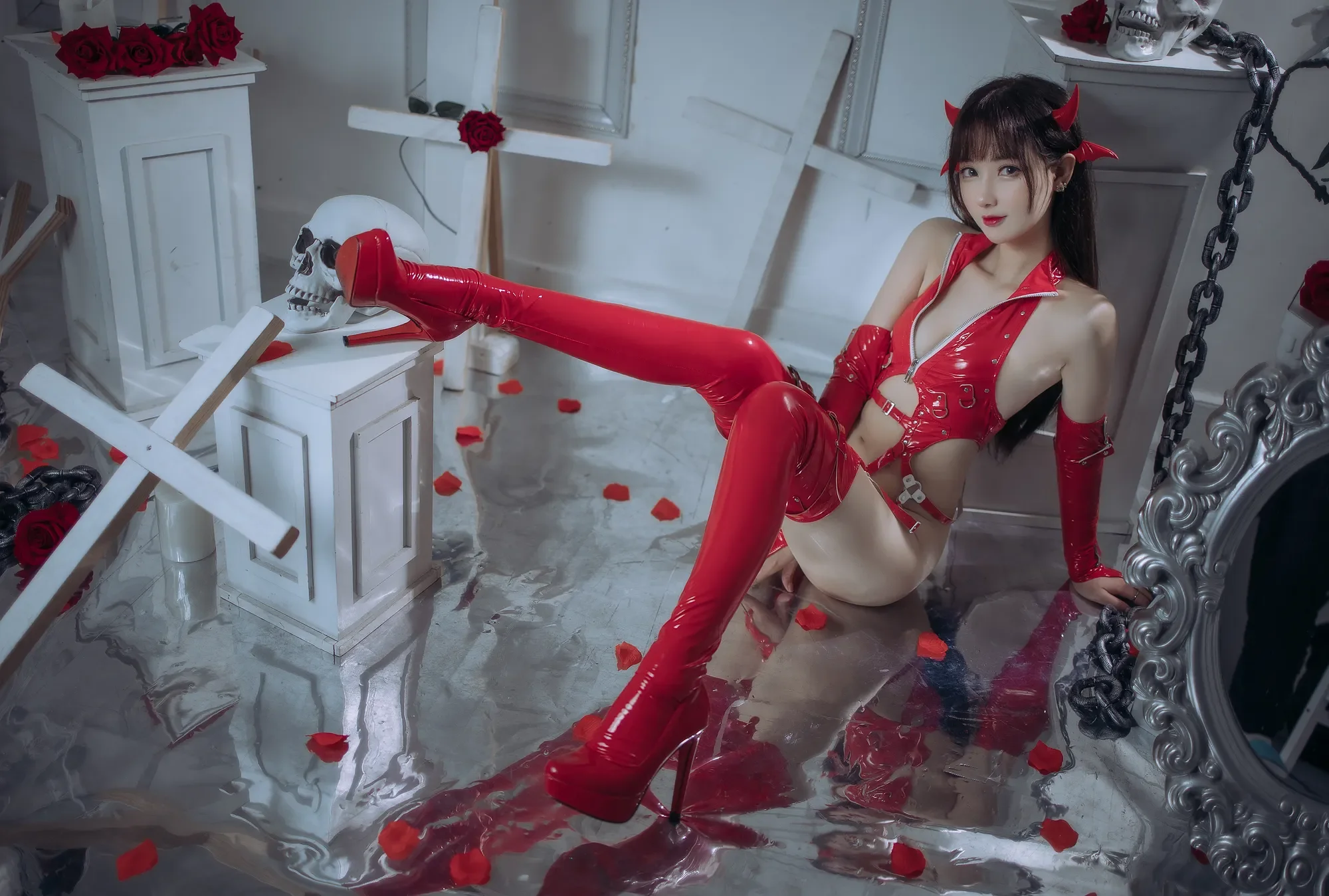 羽生三未 – 红色胶衣小恶魔 Cosplay-第25张