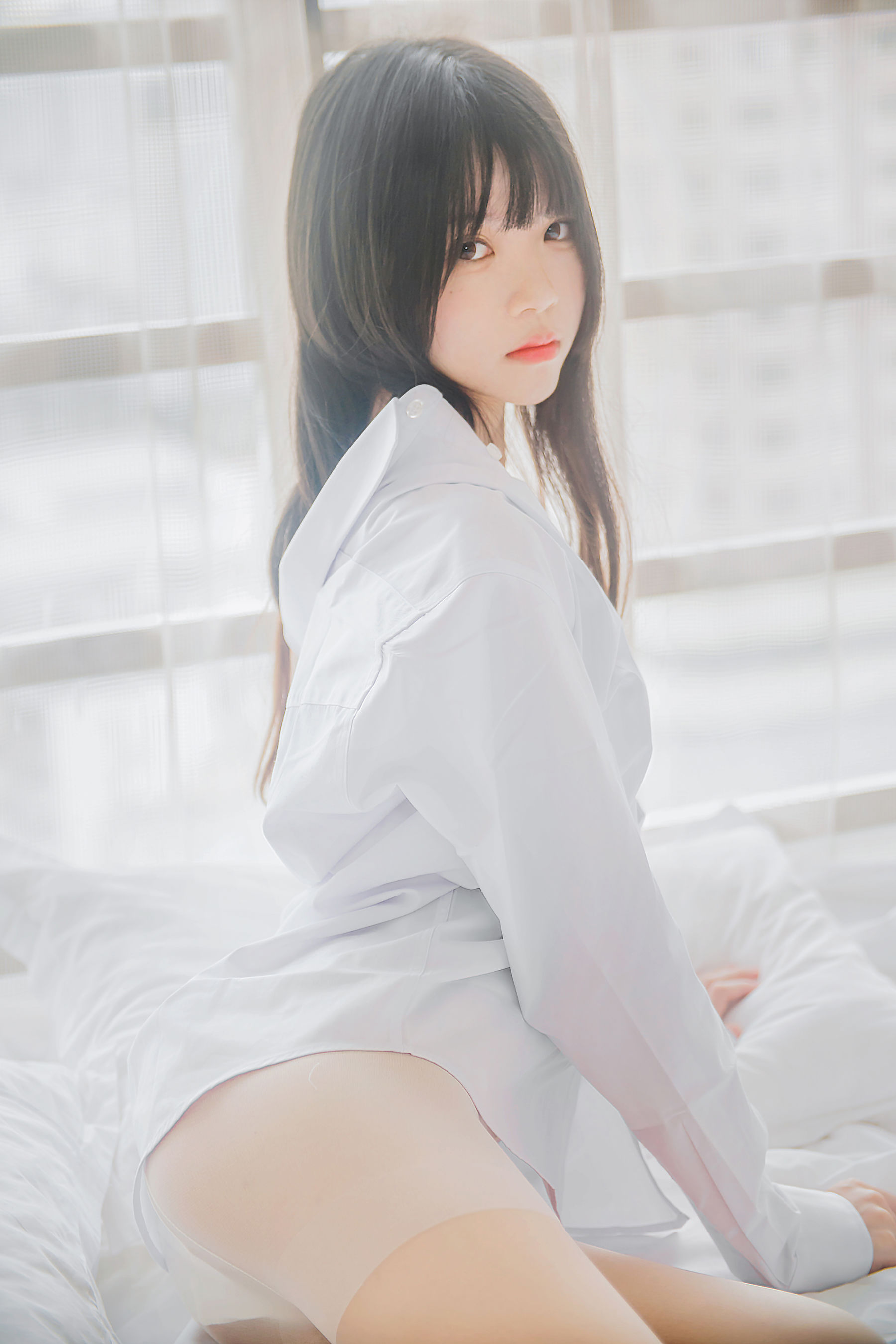 [萝莉COS] 桜桃喵《桜桃未熟 – 白衬衫散发》 Cosplay-第30张
