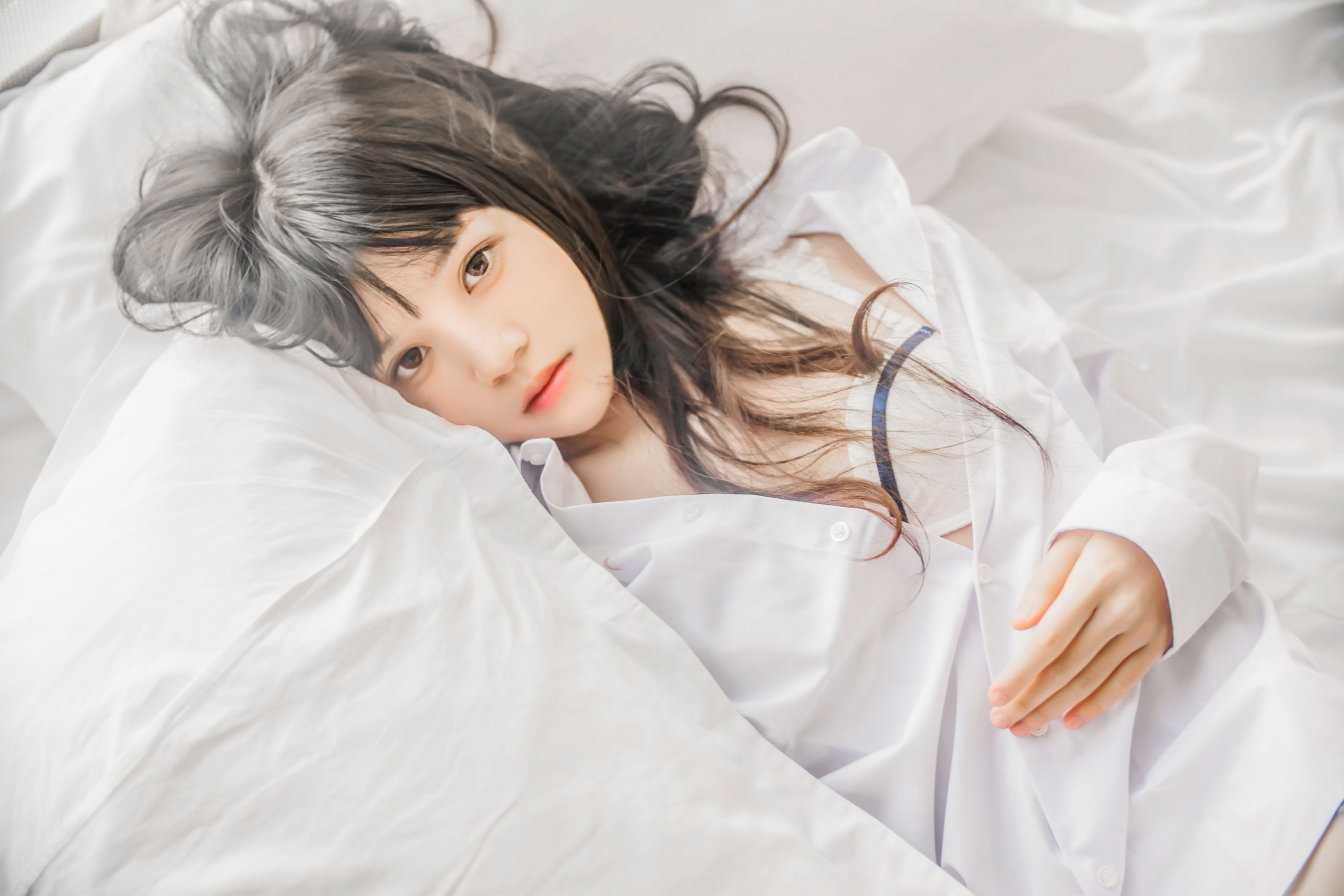 [萝莉COS] 桜桃喵《桜桃未熟 – 白衬衫散发》 Cosplay-第32张
