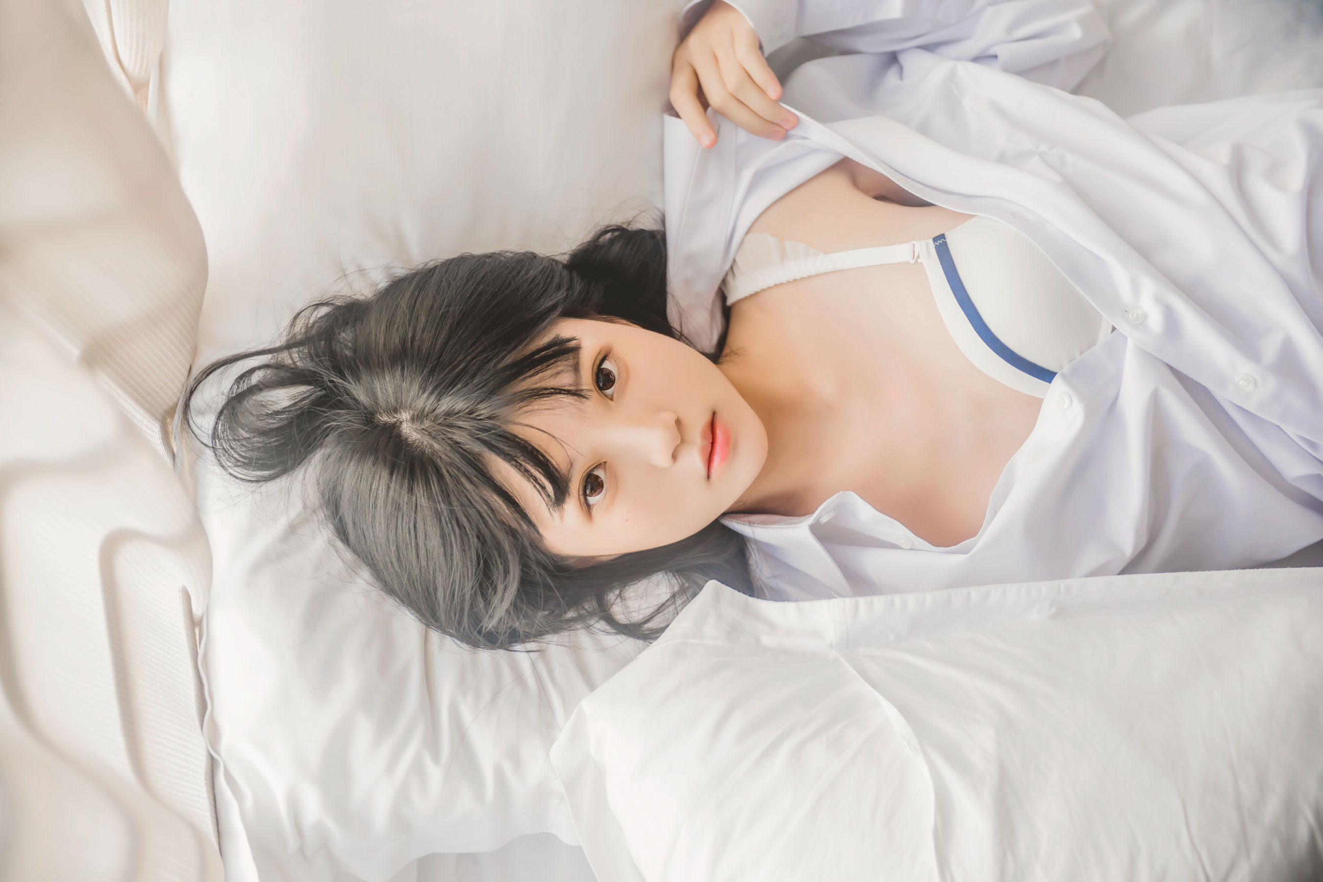 [萝莉COS] 桜桃喵《桜桃未熟 – 白衬衫散发》 Cosplay-第31张
