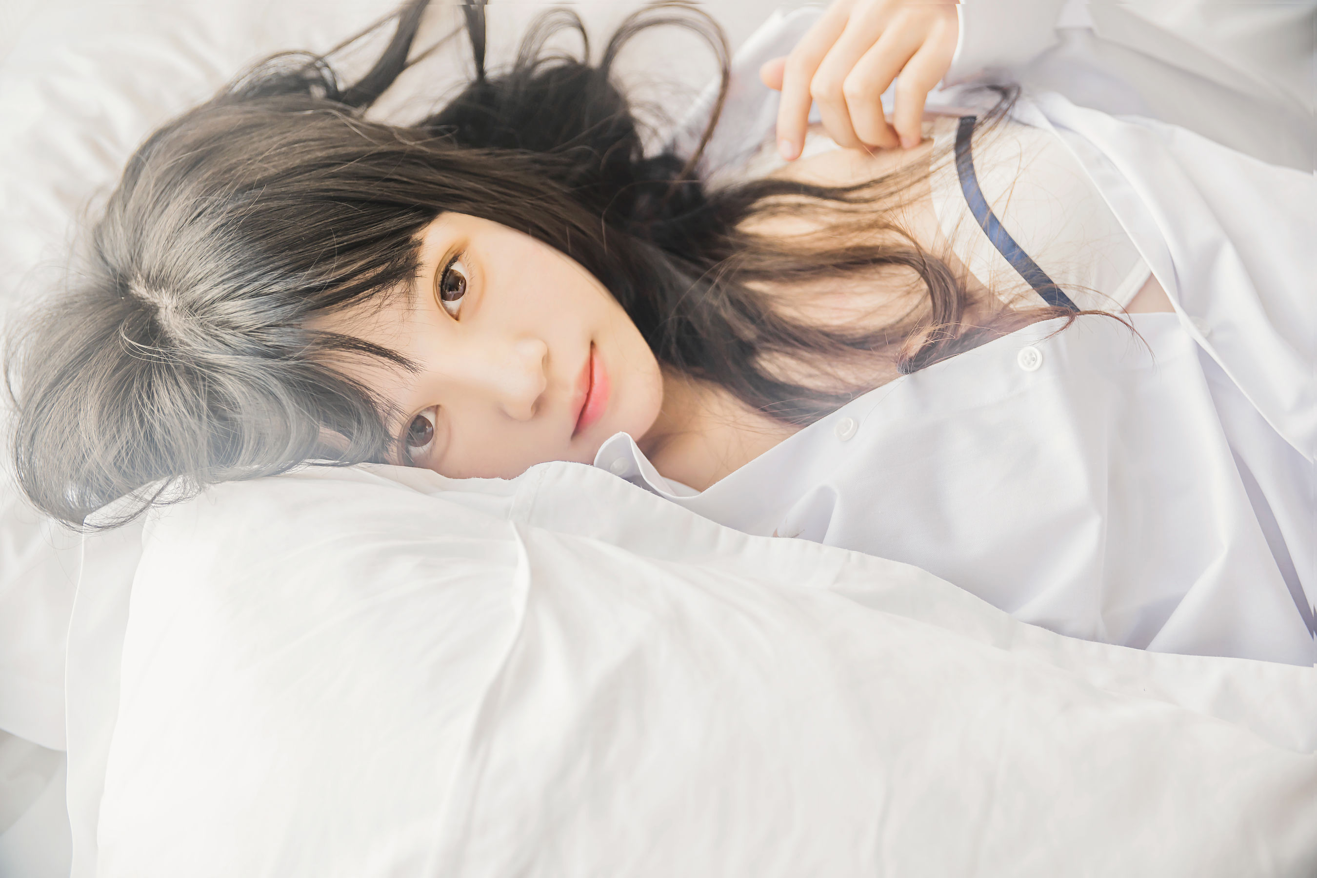 [萝莉COS] 桜桃喵《桜桃未熟 – 白衬衫散发》 Cosplay-第33张