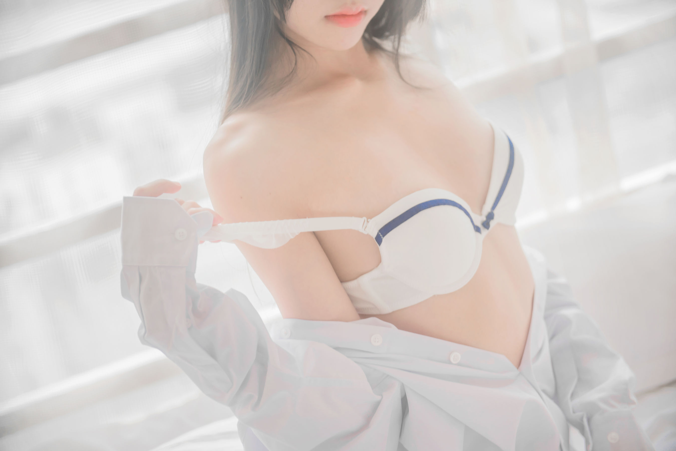 [萝莉COS] 桜桃喵《桜桃未熟 – 白衬衫散发》 Cosplay-第34张