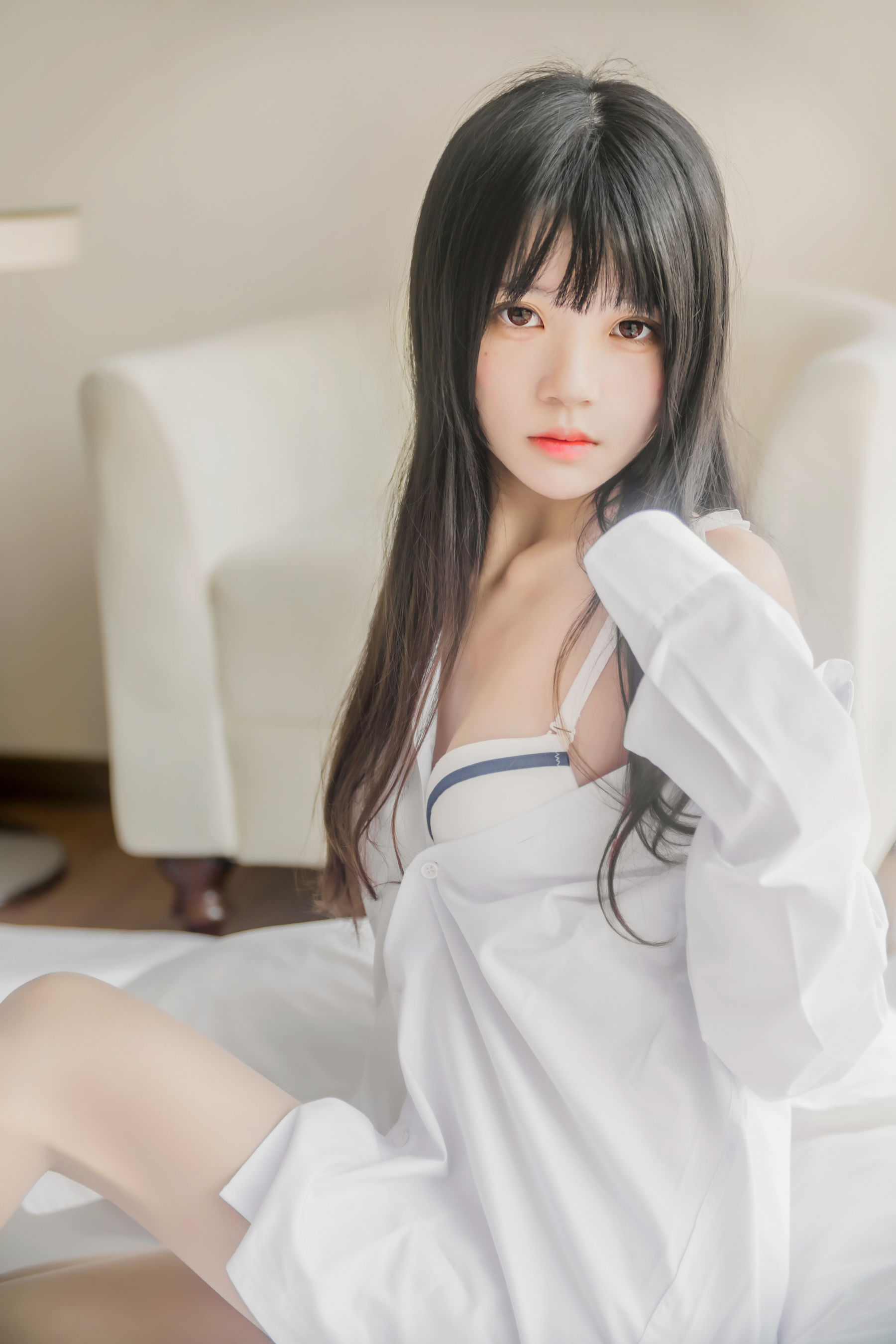 [萝莉COS] 桜桃喵《桜桃未熟 – 白衬衫散发》 Cosplay-第38张