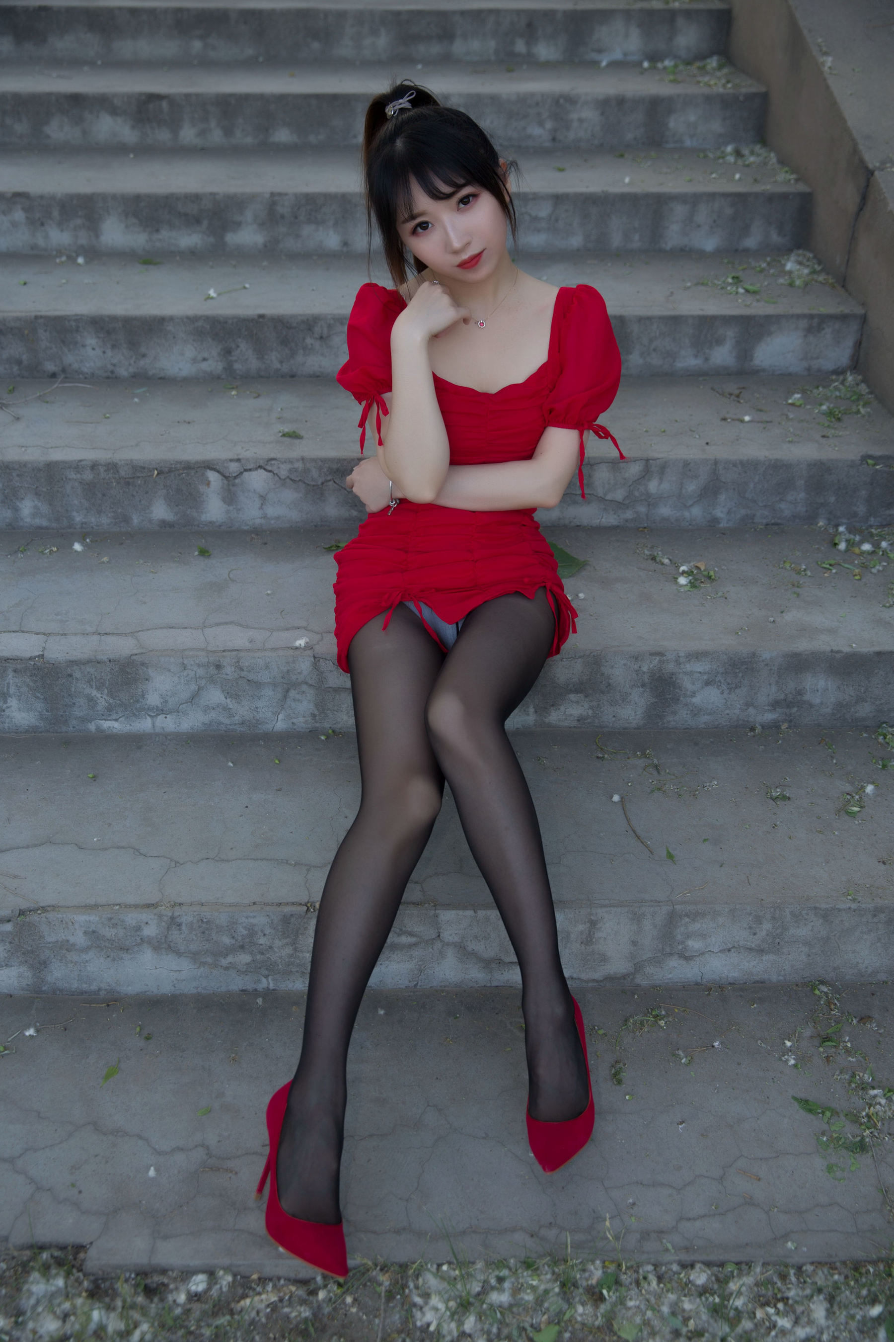 斗鱼主播小女巫露娜 – 户外小红裙 Cosplay-第34张
