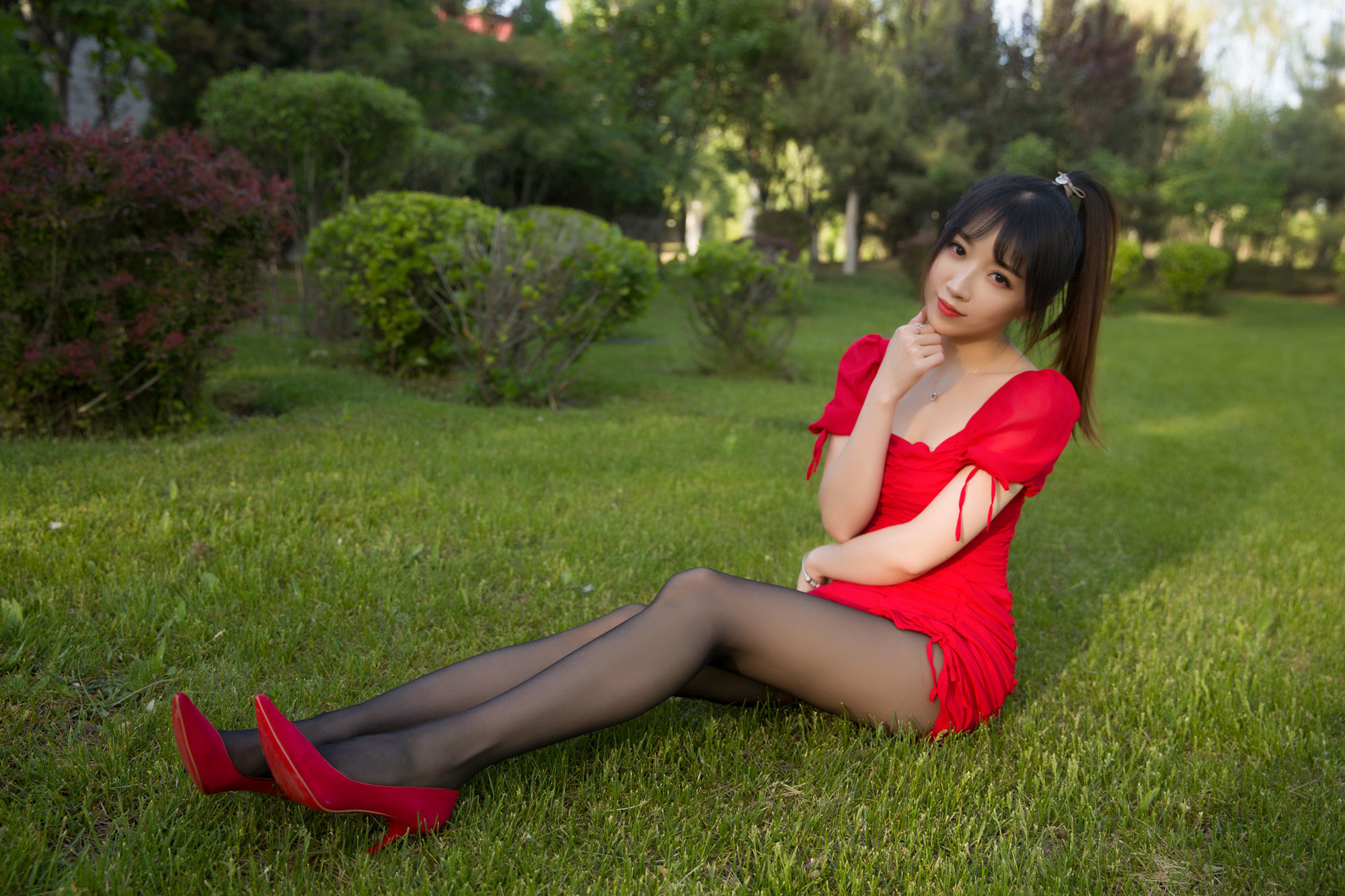 斗鱼主播小女巫露娜 – 户外小红裙 Cosplay-第38张