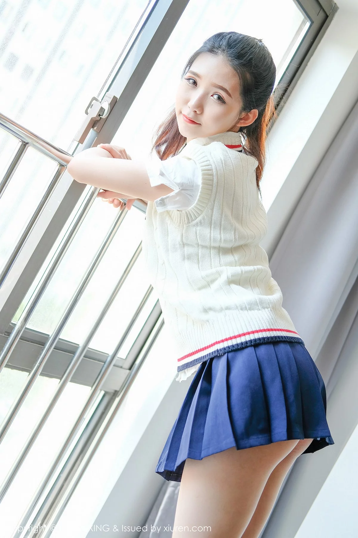 M940-[UXING优星馆]Vol.056_嫩模可爱的小叶子清纯学生装+居家性感内衣秀美胸写真38P 优星馆-第11张